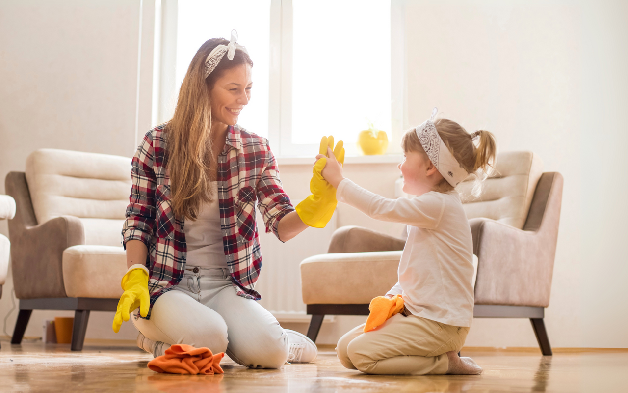 Frühjahrsputz, Mama und Tochter putzen zusammen, High Five