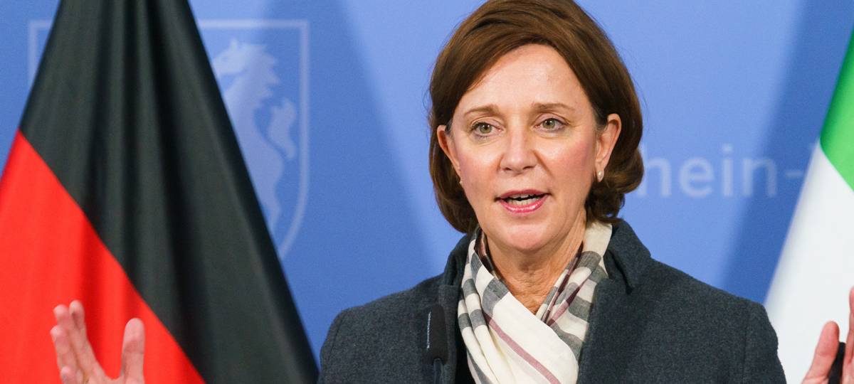 NRW-Schulministerin Gebauer beantwortet Hörerfragen