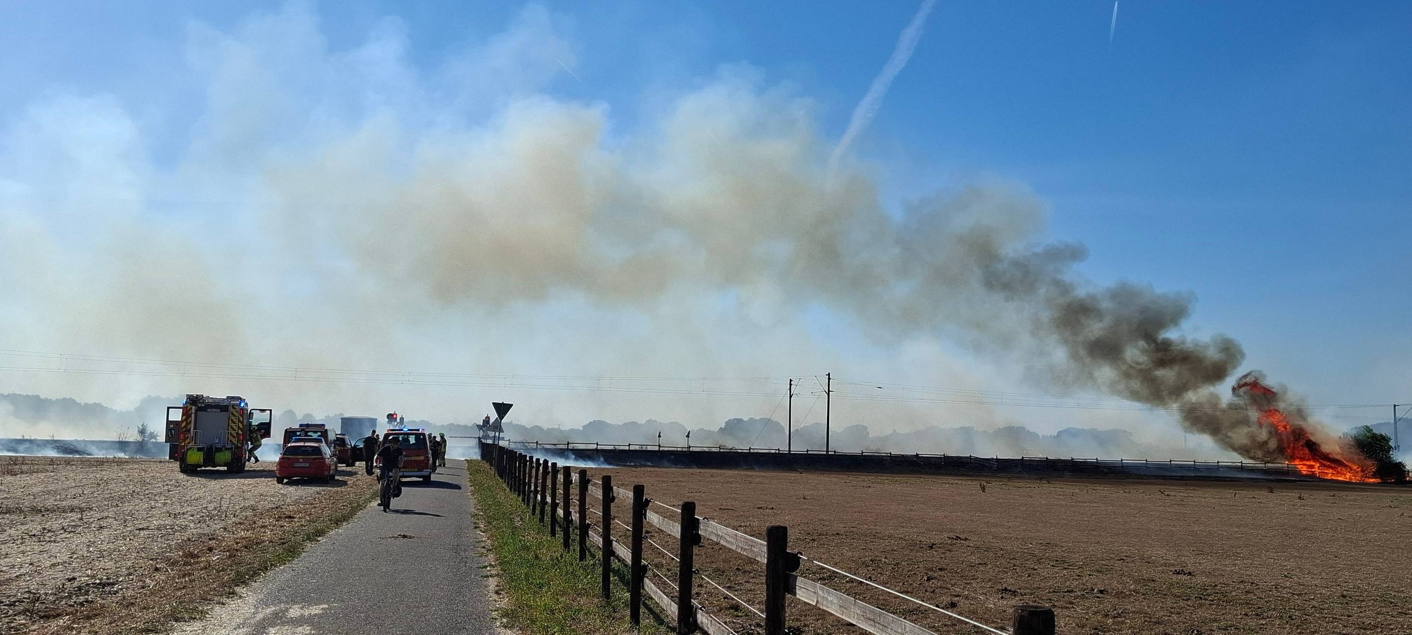 Krefeld: Großbrand gelöscht - Bahnverkehr eingeschränkt